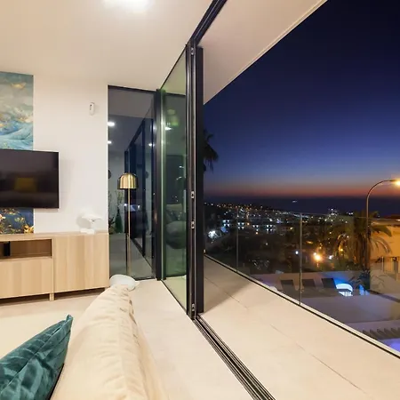 200m New A With Private, Heated Pool And Amazing Ocean View 빌라 아데제